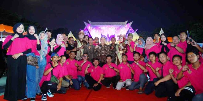 Pj Bupati Muba, Sandi Fahlepo bersama para pemain teatrikal kesenian yang tampil di Festival Sriwijaya. Foto: Kominfo Muba.