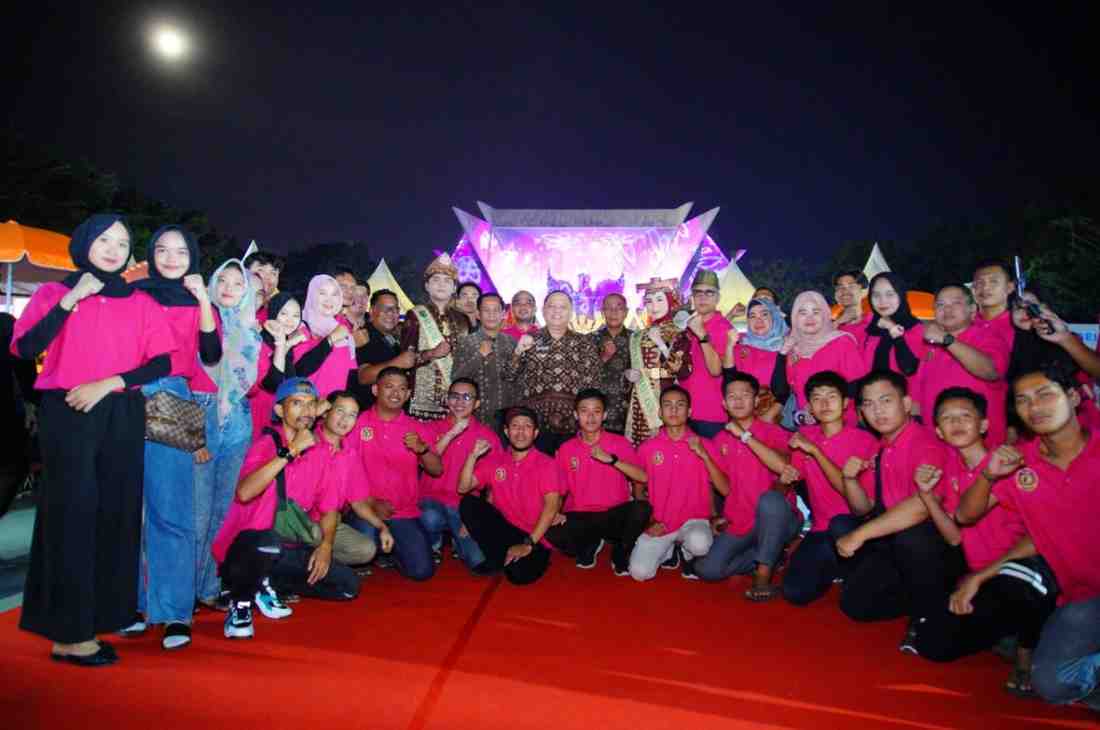 Pj Bupati Muba, Sandi Fahlepo bersama para pemain teatrikal kesenian yang tampil di Festival Sriwijaya. Foto: Kominfo Muba.