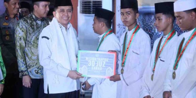 Penjabat Gubernur Sumatera Selatan, Agus Fatoni menghadiri Haflah Akhirussanah dan HUT ke-57 Pondok Pesantren (Ponpes) Al-Ittifaqiah, Ogan Ilir, Rabu (19/6/2024). Foto: Humas Pemprov Sumsel.