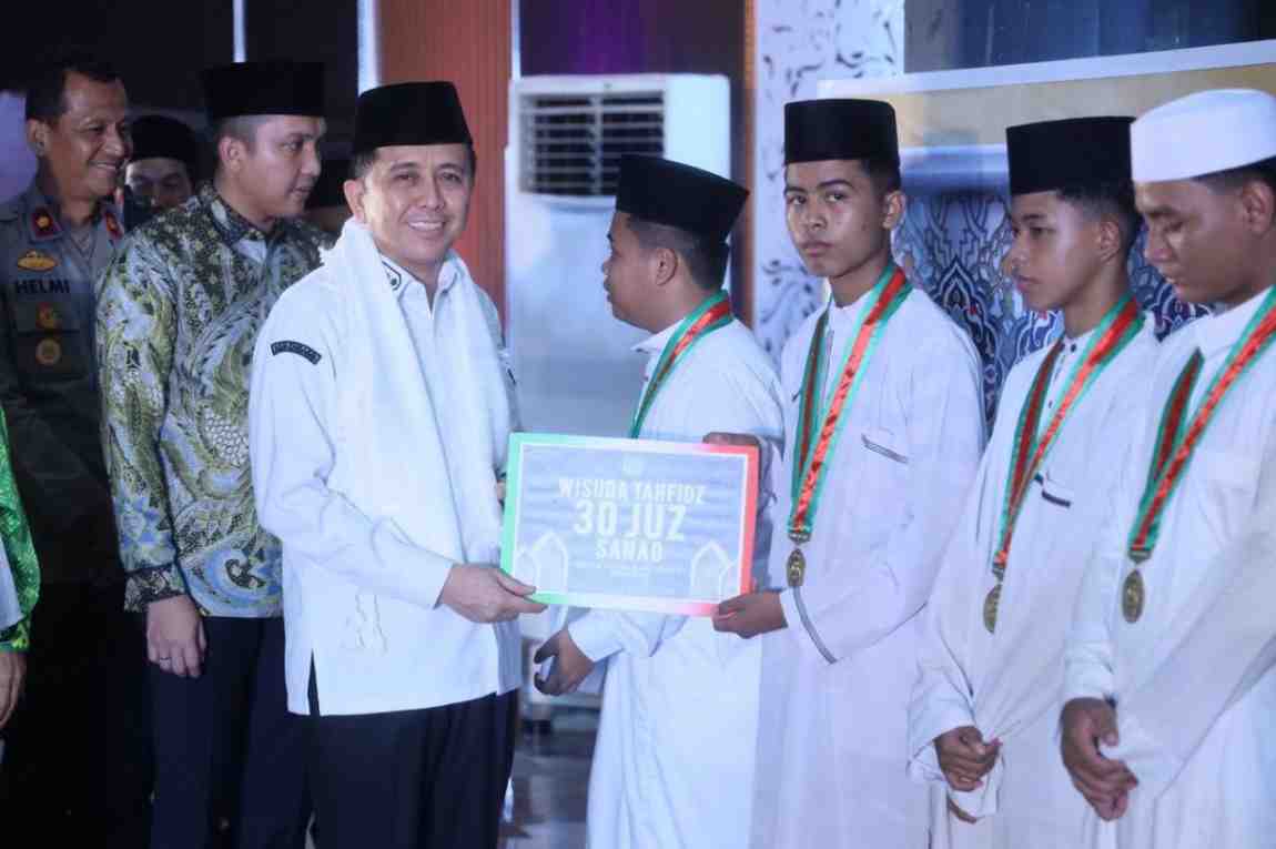 Penjabat Gubernur Sumatera Selatan, Agus Fatoni menghadiri Haflah Akhirussanah dan HUT ke-57 Pondok Pesantren (Ponpes) Al-Ittifaqiah, Ogan Ilir, Rabu (19/6/2024). Foto: Humas Pemprov Sumsel.