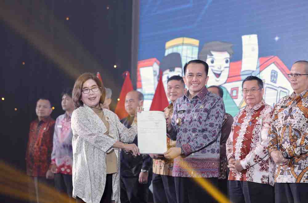 Pj Gubernur Sumsel, Agus Fatoni bersama Kepala Kantor Wilayah (Kakanwil) Badan Pertanahan Nasional (BPN) Provinsi Sumsel, Asnawati, SH, M.Si saat launching Kantor Penerbitan Dokumen Elektronik, Kamis (6/6/2024). Foto: Pemprov Sumsel.