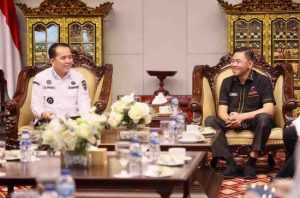 Pj Gubernur Sumsel, Agus Fatoni saat menerima Kepala Perwakilan Ombudsman Provinsi Sumsel M. Adrian Agustiansyah beserta jajaran di Griya Agung, Palembang, Sumatera Selatan, Rabu (12/6/2024). Foto: Humas Pemprov Sumsel.