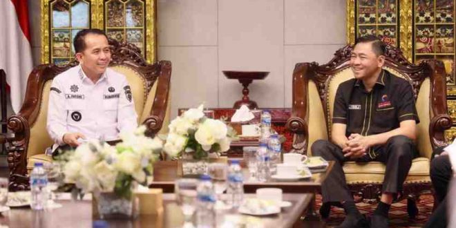 Pj Gubernur Sumsel, Agus Fatoni saat menerima Kepala Perwakilan Ombudsman Provinsi Sumsel M. Adrian Agustiansyah beserta jajaran di Griya Agung, Palembang, Sumatera Selatan, Rabu (12/6/2024). Foto: Humas Pemprov Sumsel.
