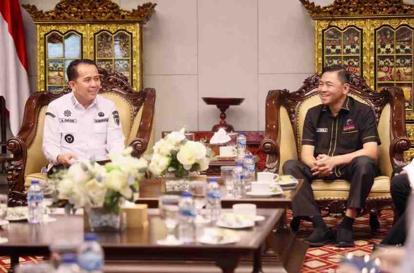 Pj Gubernur Sumsel, Agus Fatoni saat menerima Kepala Perwakilan Ombudsman Provinsi Sumsel M. Adrian Agustiansyah beserta jajaran di Griya Agung, Palembang, Sumatera Selatan, Rabu (12/6/2024). Foto: Humas Pemprov Sumsel.