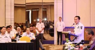 Pj Gubernur Sumsel, Agus Fatoni memberikan pengarahan pada kegiatan High Level Meeting Tim Pengendalian Inflasi Daerah (HLM TPID) se-Sumsel di Hotel Wyndham Jakabaring, Palembang, Sumatera Selatan, Rabu (12/6/2024). Foto: Humas Pemprov Sumsel.
