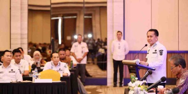 Pj Gubernur Sumsel, Agus Fatoni memberikan pengarahan pada kegiatan High Level Meeting Tim Pengendalian Inflasi Daerah (HLM TPID) se-Sumsel di Hotel Wyndham Jakabaring, Palembang, Sumatera Selatan, Rabu (12/6/2024). Foto: Humas Pemprov Sumsel.