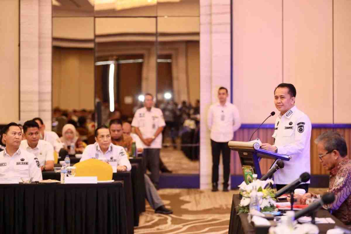 Pj Gubernur Sumsel, Agus Fatoni memberikan pengarahan pada kegiatan High Level Meeting Tim Pengendalian Inflasi Daerah (HLM TPID) se-Sumsel di Hotel Wyndham Jakabaring, Palembang, Sumatera Selatan, Rabu (12/6/2024). Foto: Humas Pemprov Sumsel.