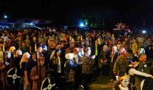 Penjabat Bupati Musi Banyuasin, H Sandi Fahlepi dan istri saat tiba di Desa Tegal Mulyo Kecamatan Keluang, untuk menghadiri Festival Tirto Mulyo, Sabtu (8/6/2024). Foto: Kominfo Muba.