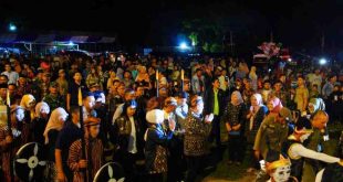 Penjabat Bupati Musi Banyuasin, H Sandi Fahlepi dan istri saat tiba di Desa Tegal Mulyo Kecamatan Keluang, untuk menghadiri Festival Tirto Mulyo, Sabtu (8/6/2024). Foto: Kominfo Muba.