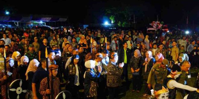 Penjabat Bupati Musi Banyuasin, H Sandi Fahlepi dan istri saat tiba di Desa Tegal Mulyo Kecamatan Keluang, untuk menghadiri Festival Tirto Mulyo, Sabtu (8/6/2024). Foto: Kominfo Muba.