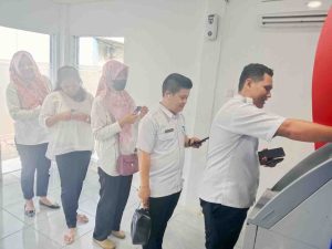 Tampak para ASN Pemkab Muba mengambil uang di ATM, Rabu (5/6/2024). Foto: Kominfo Muba.
