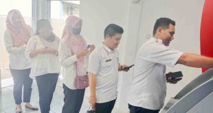 Tampak para ASN Pemkab Muba mengambil uang di ATM, Rabu (5/6/2024). Foto: Kominfo Muba.