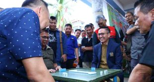 Pj Walikota Palembang, Ratu Dewa ikut main gaplek bersama wartawan di kantor Kominfo Palembang, Selasa (11/6/2024). Foto: Sumselheadline/Pitria.