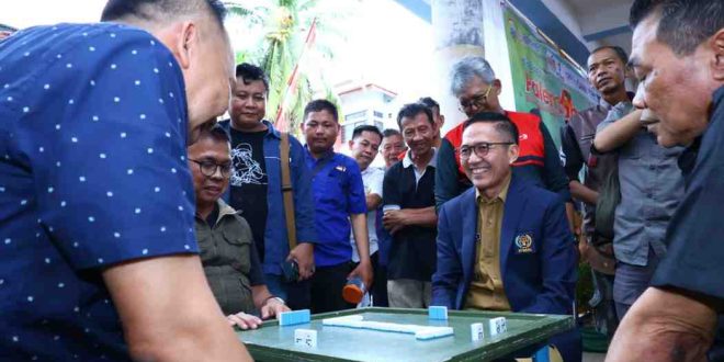 Pj Walikota Palembang, Ratu Dewa ikut main gaplek bersama wartawan di kantor Kominfo Palembang, Selasa (11/6/2024). Foto: Sumselheadline/Pitria.