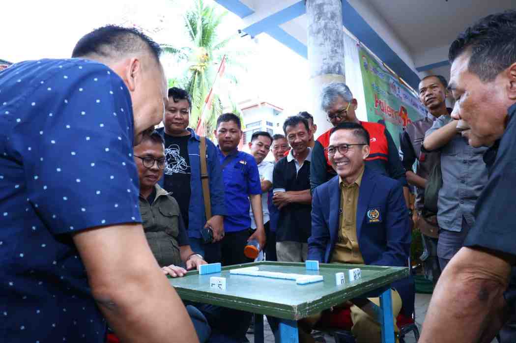 Pj Walikota Palembang, Ratu Dewa ikut main gaplek bersama wartawan di kantor Kominfo Palembang, Selasa (11/6/2024). Foto: Sumselheadline/Pitria.