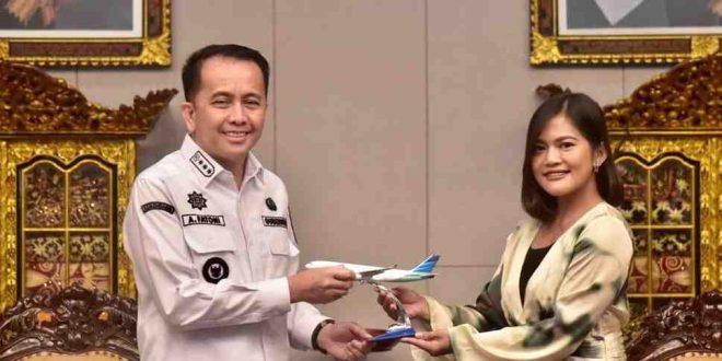 Pj Gubernur Sumsel, Agus Fatoni menerima kunjungan General Manager Garuda Indonesia Palembang Fachradina Ramadhani di Griya Agung, Palembang, Sumatera Selatan, Selasa (4/5/2024). Foto: Humas Pemprov Sumsel.
