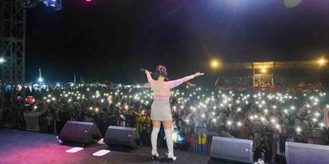 Gita Youbi, artis ibukota, mengaja warga berjoger bersama di Festival Tirto Mulyo Desa Tegal Mulyo Kecamatan Keluang, Sabtu (8/6/2024) malam. Foto: Kominfo Muba.