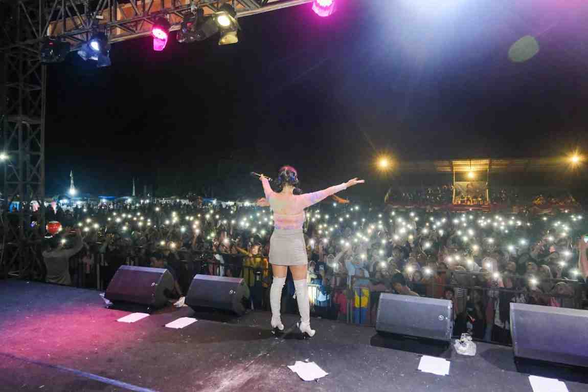 Gita Youbi, artis ibukota, mengaja warga berjoger bersama di Festival Tirto Mulyo Desa Tegal Mulyo Kecamatan Keluang, Sabtu (8/6/2024) malam. Foto: Kominfo Muba.