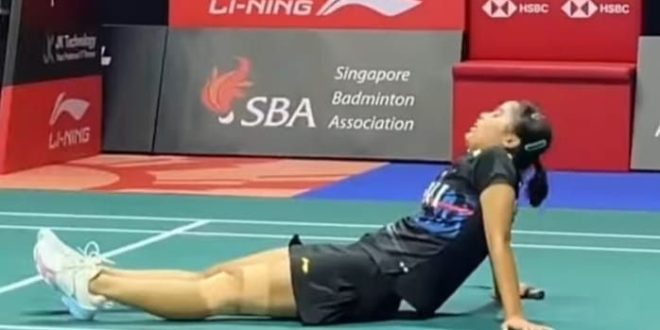 Gregoria tampak kelelahan usai menaklukkan pemain China Wang Zhe Yi di perempatfinal SIngapura Open 2024, Jumat (31/5/2024). Foto: screenshot IG WBF.