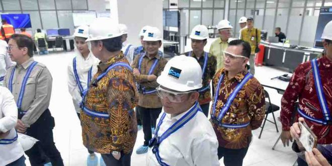 Pj Gubernur Sumsel, Elen Setiadi mendampingi Menko Ekonomi meresmikan operasional smelter PT Freepot di Gersik, Jatim, Jumat (28/6/2024). Foto: Humas Pemprov Sumsel.