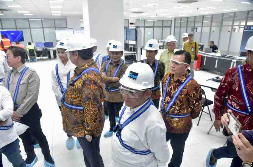 Pj Gubernur Sumsel, Elen Setiadi mendampingi Menko Ekonomi meresmikan operasional smelter PT Freepot di Gersik, Jatim, Jumat (28/6/2024). Foto: Humas Pemprov Sumsel.