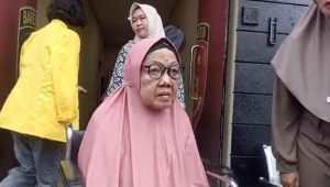 Nenek Kannut saat penuhi panggilan penyidik Polda Sumsel. Foto: Sumselheadline/Ela.