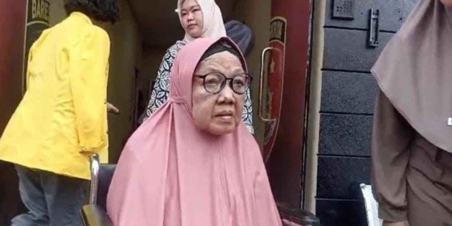 Nenek Kannut saat penuhi panggilan penyidik Polda Sumsel. Foto: Sumselheadline/Ela.