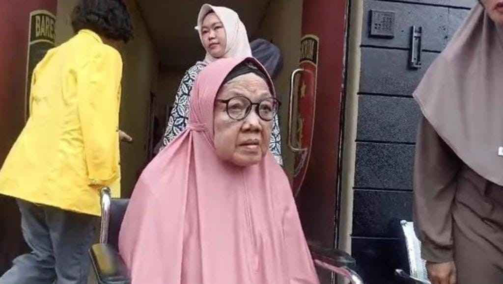Nenek Kannut saat penuhi panggilan penyidik Polda Sumsel. Foto: Sumselheadline/Ela.