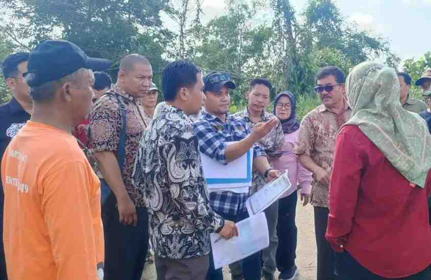 Suasana sidang lapangan atas kasus sengketa lahan di Sematang Borang, Jalan Pesona Kelurahan Sako Kecamatan Sako. Foto: Sumselheadline/Ela.