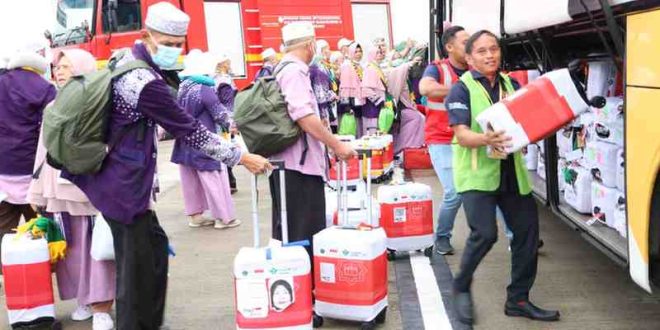 Para jemaah haji kloter tiga yang tiba di Asrama Haji Palembang, Selasa (25/6/2024). Foto: Sumselheadline/Pitria.