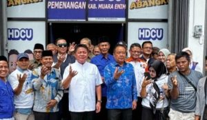 Herman Deru dan Cik Ujang meresmikan Posko Induk Pemenangan di Kabupaten Muaraenim, Kamis (27/6/2024). Foto: Tim HDCU
