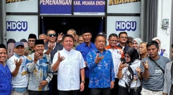 Herman Deru dan Cik Ujang meresmikan Posko Induk Pemenangan di Kabupaten Muaraenim, Kamis (27/6/2024). Foto: Tim HDCU