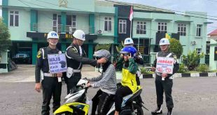 Subdenpom persiapan Sekayu bagi-bagi helm pada pengendara, Kamis (20/6/2024). Foto: Kominfo Muba.