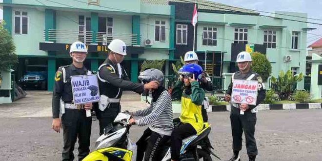 Subdenpom persiapan Sekayu bagi-bagi helm pada pengendara, Kamis (20/6/2024). Foto: Kominfo Muba.