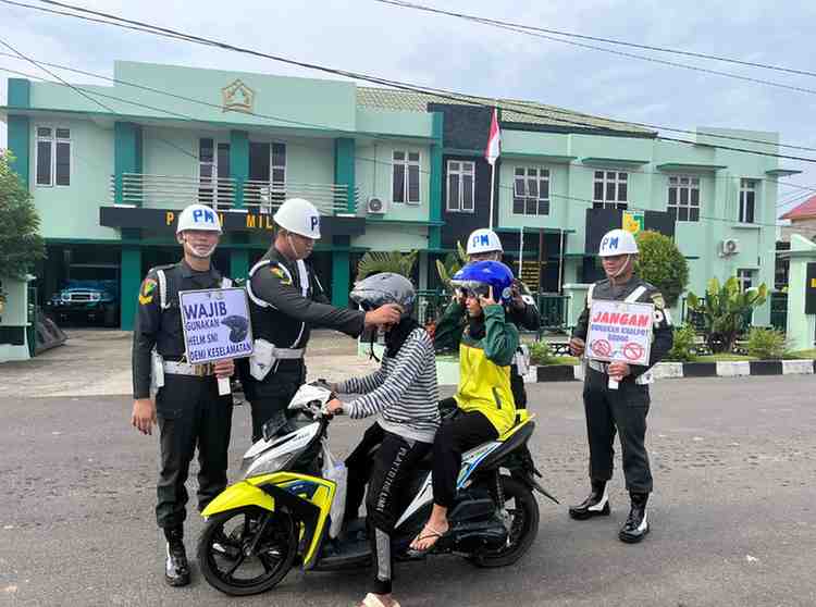 Subdenpom persiapan Sekayu bagi-bagi helm pada pengendara, Kamis (20/6/2024). Foto: Kominfo Muba.