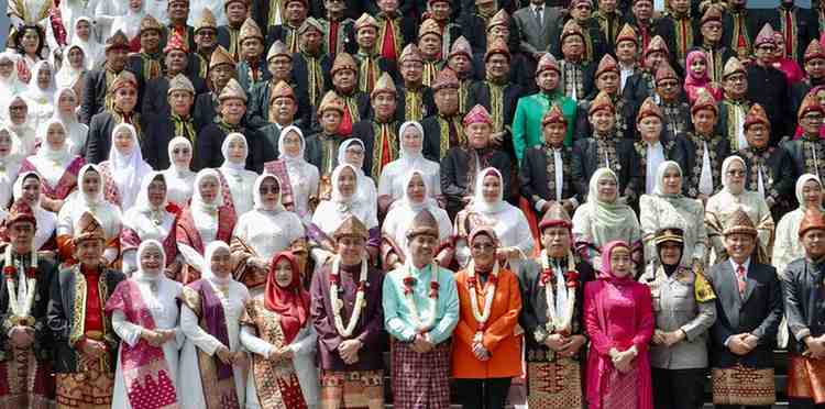 Pj Gubernur Sumsel, Agus Fatoni bersama sejumlah pejabat saat hadir di parpurna HUT Kota Palembang, Minggu (16/6/2024). Foto: Humas Pemprov Sumsel.
