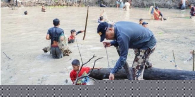 Apriyadi, Sekda Muba, saat ikut tradisi bekarang tahun 2023 lalu. Foto: Dok Sumselheadline.