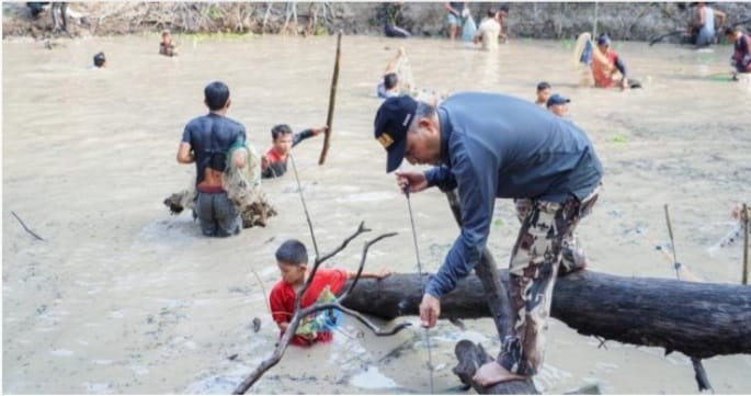 Apriyadi, Sekda Muba, saat ikut tradisi bekarang tahun 2023 lalu. Foto: Dok Sumselheadline.