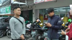 Kgs M Alamsyah (21) yang menunjukkan lokasi sepeda motornya di curi di depan minimarket Kemuning Palembang, Minggu (23/6/2024). Foto: Sumselheadline/Ela.