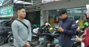 Kgs M Alamsyah (21) yang menunjukkan lokasi sepeda motornya di curi di depan minimarket Kemuning Palembang, Minggu (23/6/2024). Foto: Sumselheadline/Ela.