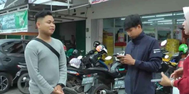 Kgs M Alamsyah (21) yang menunjukkan lokasi sepeda motornya di curi di depan minimarket Kemuning Palembang, Minggu (23/6/2024). Foto: Sumselheadline/Ela.