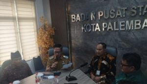 Pj Walikota Palembang, Ratu Dewa memimpin rapat pada penyampaian rilis oleh Kepala Badan Pusat Statistik (BPS) Kota Palembang, Yudhistira Arya Noegraha, S.Si, MSDi, Senin (3/6/2024). Foto: Kominfo Palembang.