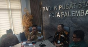 Pj Walikota Palembang, Ratu Dewa memimpin rapat pada penyampaian rilis oleh Kepala Badan Pusat Statistik (BPS) Kota Palembang, Yudhistira Arya Noegraha, S.Si, MSDi, Senin (3/6/2024). Foto: Kominfo Palembang.