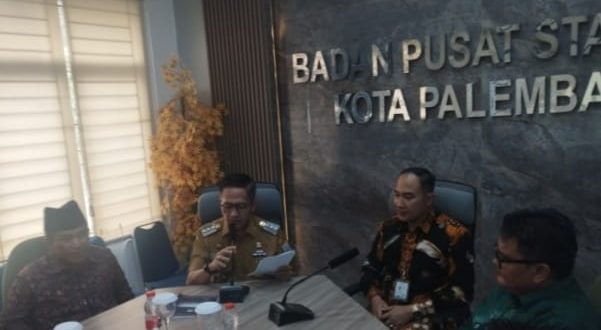 Pj Walikota Palembang, Ratu Dewa memimpin rapat pada penyampaian rilis oleh Kepala Badan Pusat Statistik (BPS) Kota Palembang, Yudhistira Arya Noegraha, S.Si, MSDi, Senin (3/6/2024). Foto: Kominfo Palembang.