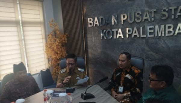 Pj Walikota Palembang, Ratu Dewa memimpin rapat pada penyampaian rilis oleh Kepala Badan Pusat Statistik (BPS) Kota Palembang, Yudhistira Arya Noegraha, S.Si, MSDi, Senin (3/6/2024). Foto: Kominfo Palembang.