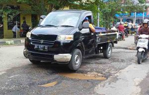 Salah satu titik jalan yang rusak akibat pembangunan IPAL Sei Selayur, Palembang, Senin (10/6/2024). Foto: Sumselheadline/Pitria.