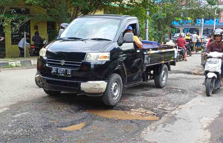 Salah satu titik jalan yang rusak akibat pembangunan IPAL Sei Selayur, Palembang, Senin (10/6/2024). Foto: Sumselheadline/Pitria.
