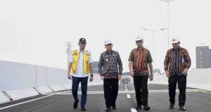 Pj Gubernur Sumsel, Agus Fatoni meninjau flyover Sekip Ujung Palembang yang segera digunakan pengendara, Kamis (6/6/2024). Foto: Humas Pemprov Sumsel.