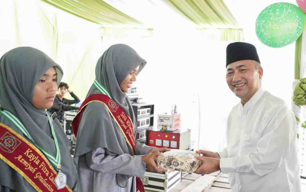 Sekda Muba Apriyadi Mahmud hadir di Haflah Takhrij Pelepasan Siswa/i Kelas lX SMP Permata Midad dan Santri Pondok Pesantren Al-Midad Angkatan dan Wisuda Tahfizh di Ponpes Al Midad Desa Sukamaju Kecamatan Babat Supat, Minggu (2/6/2024). Foto: Kominfo Muba.