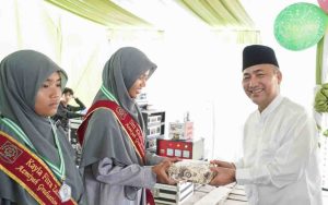 Sekda Muba Apriyadi Mahmud hadir di Haflah Takhrij Pelepasan Siswa/i Kelas lX SMP Permata Midad dan Santri Pondok Pesantren Al-Midad Angkatan dan Wisuda Tahfizh di Ponpes Al Midad Desa Sukamaju Kecamatan Babat Supat, Minggu (2/6/2024). Foto: Kominfo Muba.
